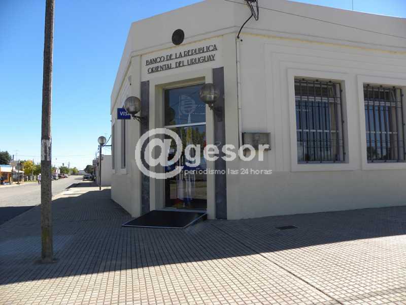 Las autoridades del Banco República (BROU) acordaron con el sindicato bancario (AEBU) suspender por 60 días el cierre parcial de 14 sucursales y crear una comisión bipartita para analizar el tema